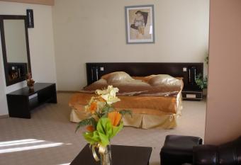 Hotel Brilliantin has rooms with a private hot tub