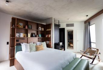 JOST H  tel Bordeaux Centre Gare Saint Jean allows 18 year olds to book a room