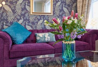 The Granville - Delightful 2-bed Victorian Apartment allows 18 year olds to book a room