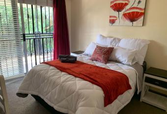 Garden Palace Guesthouse has Balcony rooms