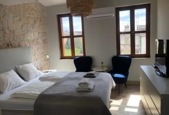 De Luxe Room in the heart of the City allows 18 year olds to book a room