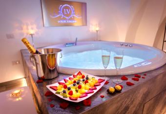 casa vacanza luxury virginia has rooms with a private hot tub