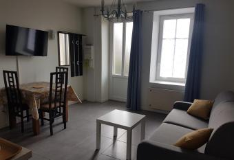 Studio Chamb  ry - Chaumi  re de M  rande allows 18 year olds to book a room