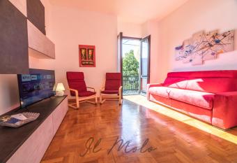 -Appartamento IL MOLO- a due passi del lago has Balcony rooms