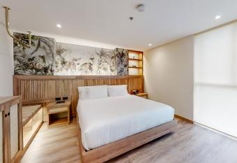 Origen Hotel Boutique has rooms with a private hot tub
