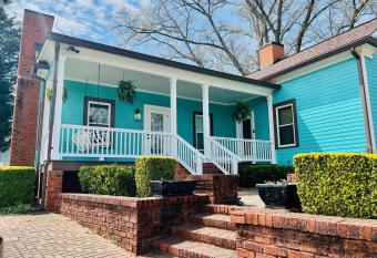 Old Oak Cottage located in the heart of Roswell has Balcony rooms
