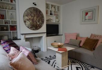 Charming Georgian Cottage with Private Sun Terrace has Balcony rooms