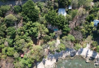 Gigi Brown Beachfront Santa Teresa allows 18 year olds to book a room