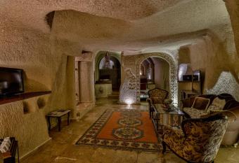 Hidden Cave Hotel has rooms with a private hot tub