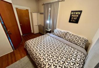 House in Seattle- Entire Main Floor with King Bed, extra Twin Bed & Queen Futon- Very Quiet, Cozy & Spacious House has Balcony rooms