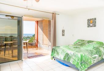 Studio Tiare Jambolana in Punaauia w Pool has Balcony rooms
