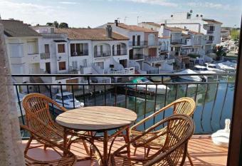 ESTUDI AMB VISTES AL CANAL allows 18 year olds to book a room