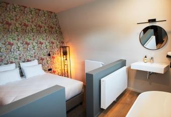 H  tel de la Poste allows 18 year olds to book a room