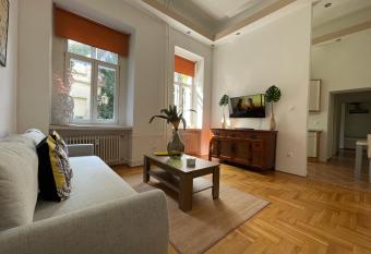 Palms Apartments Budapest has rooms with a private hot tub