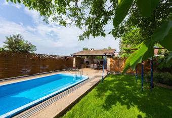 Lubi Lodge has Balcony rooms
