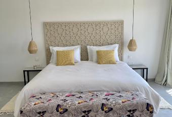 Lah   Lodge has Balcony rooms