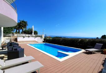 SEA VIEW - spacious apartment with shared pool has rooms with a private hot tub