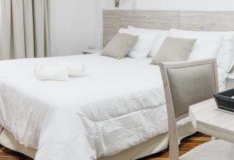 Mediterr  neo Hotel y Spa has rooms with a private hot tub