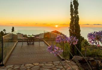 Pabell  n de Miramar allows 18 year olds to book a room