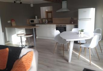 Lumineux & familial au c  ur de St Antoine l Abbaye has Balcony rooms