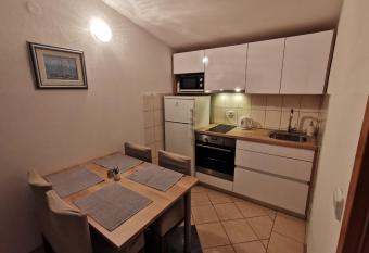 Mali Lovre has Balcony rooms