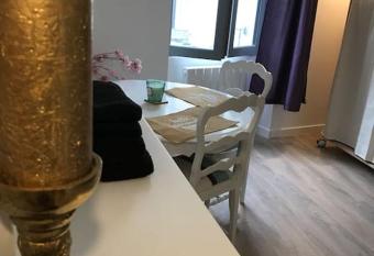 Une nuit    Bord de Garonne - WIFI allows 18 year olds to book a room