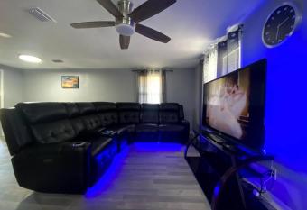 Sarasota Modern, Spacious, Comfy, Queen Beds, Backyard Rental allows 18 year olds to book a room