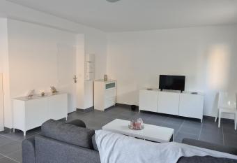 Grand studio avec jardin au calme has Balcony rooms