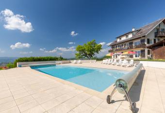 Appartement Mont Colombier has Smoking/Balcony rooms