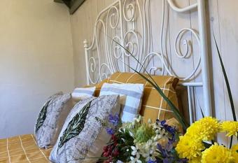 The Tiny Garage has Balcony rooms