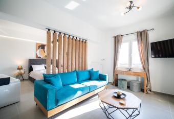 La Casa New Central Coastal Apartment & Jacuzzi has rooms with a private hot tub