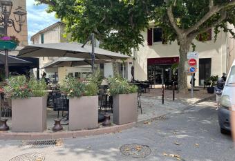 Appartement f1 au centre chateaurenard allows 18 year olds to book a room