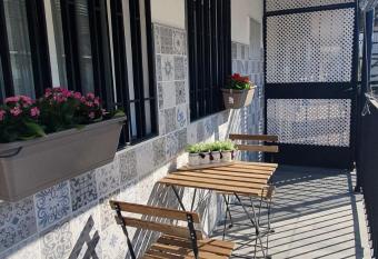 Alojamiento Tur  stico La Terraza de C  rdoba allows 18 year olds to book a room