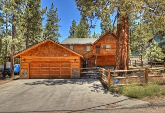 007 - The Log Cabin Getaway has Balcony rooms