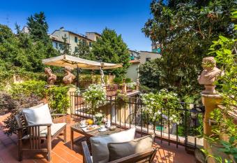 Hotel Ungherese Small Luxury Hotel allows 18 year olds to book a room