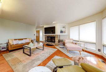 Cascade Canyon Home has Balcony rooms