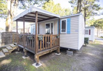 Belles Vacances en Bord de Mer dans Camping 4 etoiles has rooms with a private hot tub