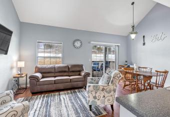 The Creekside Cozy has Balcony rooms