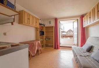 Studio Ella au c  ur du village has Balcony rooms