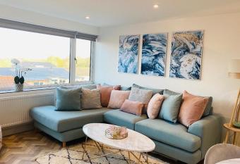 Lees Lookout Holt ,2 bedroom luxury apartment with private parking has Balcony rooms