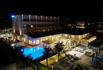 Hotel Il Gabbiano Beach allows 18 year olds to book a room