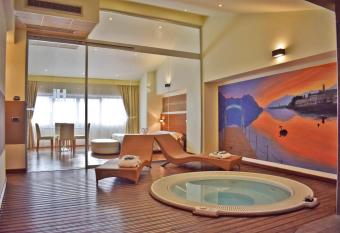 Hotel Lovere Resort & Spa allows 18 year olds to book a room