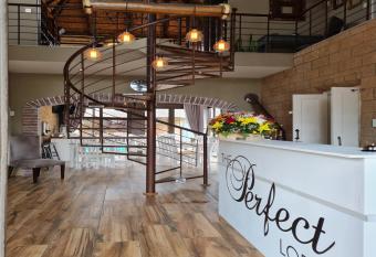 The Perfect Lodge has Balcony rooms