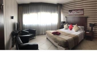 Ninfa Hotel has rooms with a private hot tub