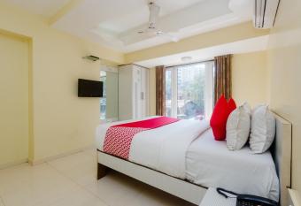 Hotel Grand Corp Inn, Near Nesco Goregaon Bombay Exhibition Center allows 18 year olds to book a room