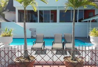 Villa Monzon has rooms with a private hot tub