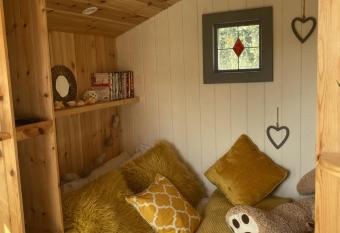 Shepherd s Hut at St Anne s - Costal Location allows 18 year olds to book a room