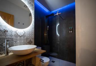 Carthago Suites (Centro - Casco hist  rico) allows 18 year olds to book a room