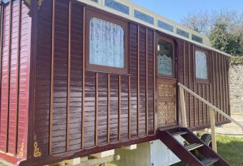 Vintage Showman s Wagon For Two Close to Beach allows 18 year olds to book a room