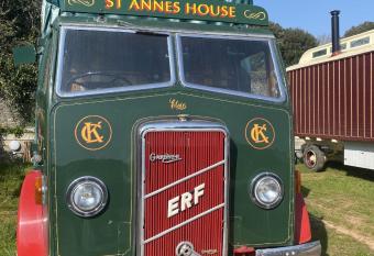 Rare 1954 Renovated Vintage Lorry - Costal Location allows 18 year olds to book a room